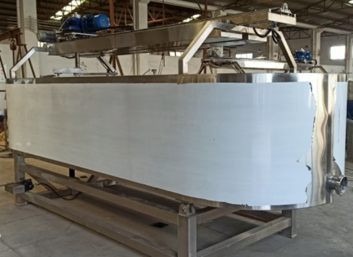 公司新增奶酪制作設(shè)備—不銹鋼奶酪槽、奶油摔打機(jī)